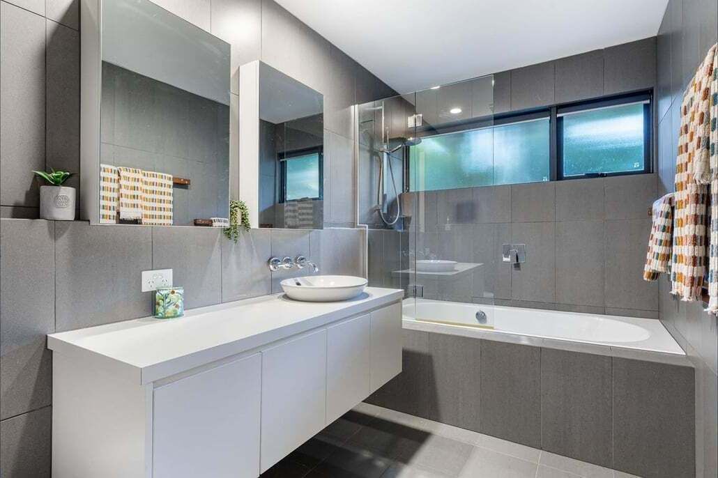 Secador de pelo, jabón, champú y papel higiénico