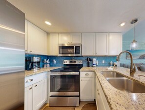 Coffee/tea maker, fridge, microwave, oven - Shared Pool, Pet Friendly, Golf Cart Boardwalk to the Beach (Port Aransas)
