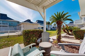 Terrace/patio - Shared Pool, Pet Friendly, Golf Cart Boardwalk to the Beach (Port Aransas)