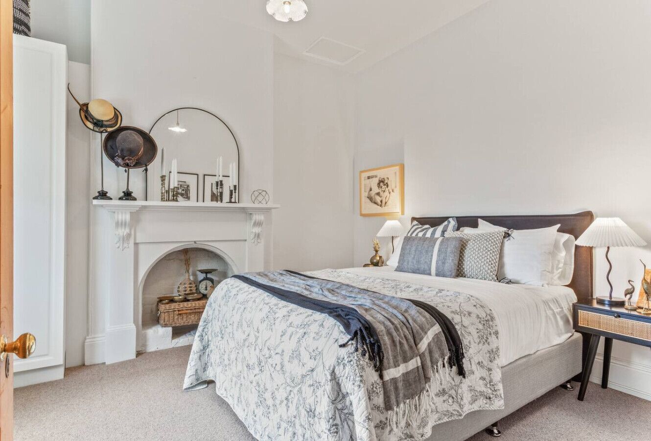 Planxa i posts de planxar, wifi i roba de llit 