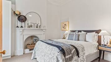 Planxa i posts de planxar, wifi i roba de llit