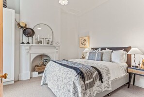 Tabla de planchar con plancha, wifi, ropa de cama