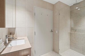 Hårtørrer, håndklæder, Shampoo, Toiletpapir