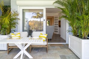 Outdoor dining - Garigal Studio 1br Unit with Pool Access (Forestville)