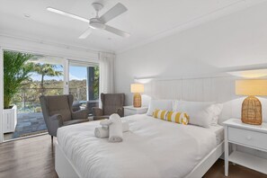 1 bedroom, iron/ironing board, WiFi, bed sheets - Garigal Studio 1br Unit with Pool Access (Forestville)