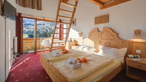 Une pièce en bois avec un lit, une chaise, une échelle et un téléviseur.