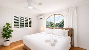 5 bedrooms, iron/ironing board, WiFi, bed sheets