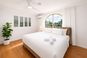5 bedrooms, iron/ironing board, WiFi, bed sheets
