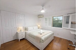 5 bedrooms, iron/ironing board, WiFi, bed sheets - Modern Suburban Grandeur | Luxury Family Estate (Stretton)