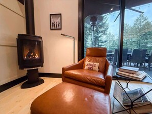 Smart TV, fireplace - Great Location | 4BD/4BA | Hot Tub & Fire Pit (Whitefish)