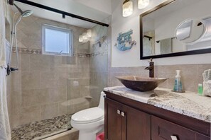 Shower, hair dryer, towels - Sea Star Dream House 1034 (Cape Coral)