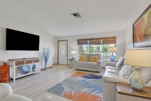 TV, stereo - Sea Star Dream House 1034 (Cape Coral)