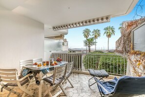 Outdoor dining - Cannes Sea View - Port du Moure Rouge, Cannes, France (Cannes)
