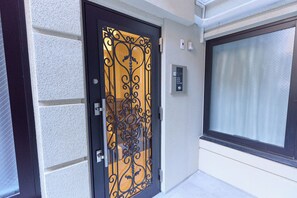 A black door with a decorative glass panel and a keypad lock. - HJ-PLACE Shibuya Hatagaya (Tokyo)