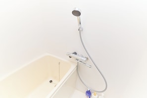 Ducha y bañera combinadas y artículos de higiene personal gratuitos