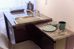 Frigorífico, microondas, placa de cocina y hervidor eléctrico