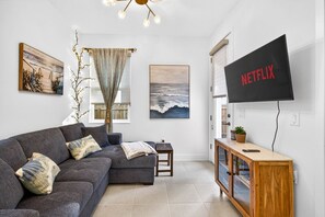 Een televisie, een open haard en een kantoor