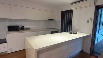 Mikroaaltouuni, liesi, vedenkeitin, leivänpaahdin