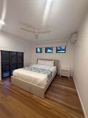 Iron/ironing board, Internet, bed sheets