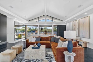 Smart TV, fireplace, ping pong - Massive Resort • Slps 28 l Pool & Spa | Near Golf (Scottsdale)