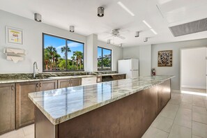 Fridge, microwave, oven, stovetop - 1BR Harbor Towers Condo – Pool, Marina, Gym (Sarasota)