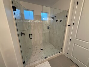Shower, hair dryer, bidet, towels - Brand new 5 Bedroom Home. Spa w year round Heated Pool, pickleball,close to Zion (Washington)