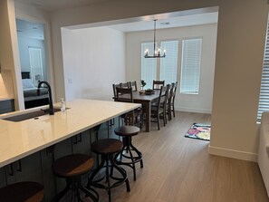 Dining - Brand new 5 Bedroom Home. Spa w year round Heated Pool, pickleball,close to Zion (Washington)