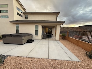 Outdoor dining - Brand new 5 Bedroom Home. Spa w year round Heated Pool, pickleball,close to Zion (Washington)