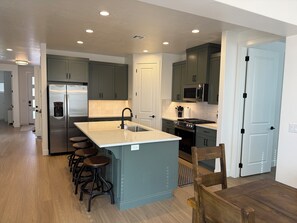 Fridge, microwave, oven, stovetop - Brand new 5 Bedroom Home. Spa w year round Heated Pool, pickleball,close to Zion (Washington)