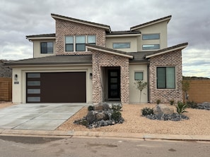 Exterior - Brand new 5 Bedroom Home. Spa w year round Heated Pool, pickleball,close to Zion (Washington)