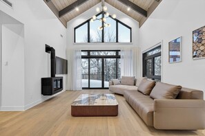 TV, fireplace - Verbier Tremblant: Luxurious Scandinavian Chalet (Mont-Tremblant)