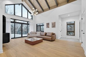TV, fireplace - Verbier Tremblant: Luxurious Scandinavian Chalet (Mont-Tremblant)