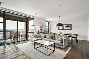 TV, fireplace - Horizon Tremblant: Luxury Ski in Ski out Chalet (Mont-Tremblant)