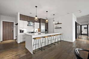 Fridge, microwave, oven, stovetop - Horizon Tremblant: Luxury Ski in Ski out Chalet (Mont-Tremblant)