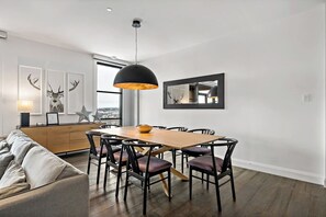 Dining - Horizon Tremblant: Luxury Ski in Ski out Chalet (Mont-Tremblant)