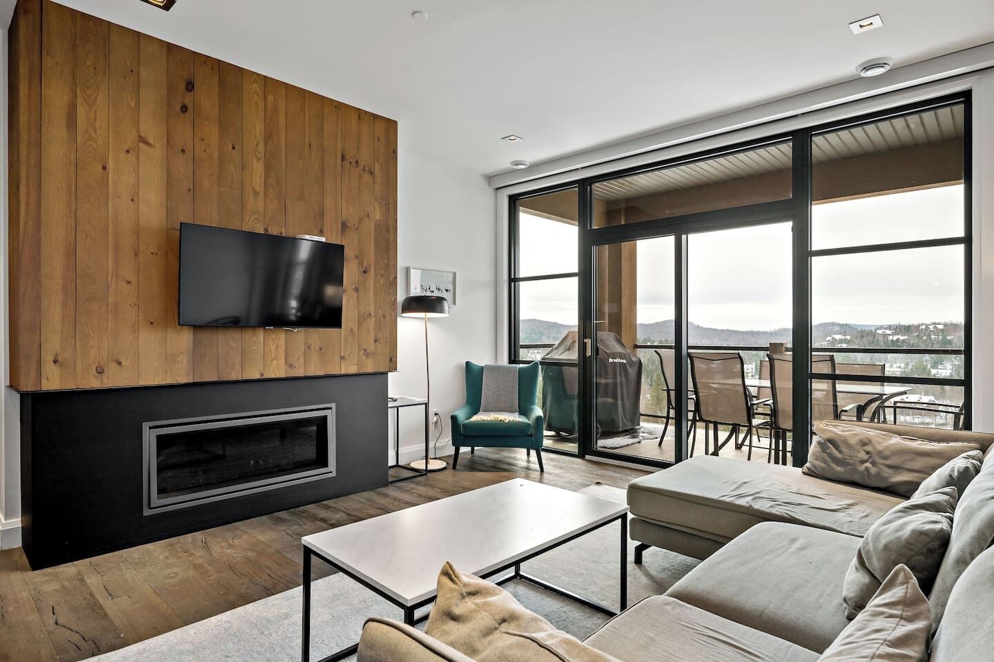 Una televisión, una chimenea