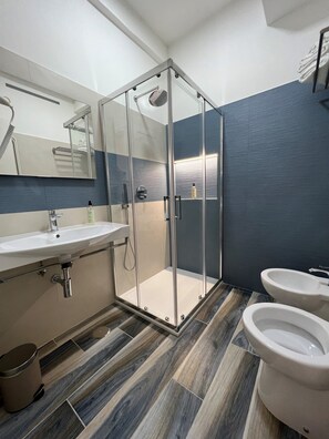 Shower, hair dryer, towels - Room with sea view and private balcony (Camerota)