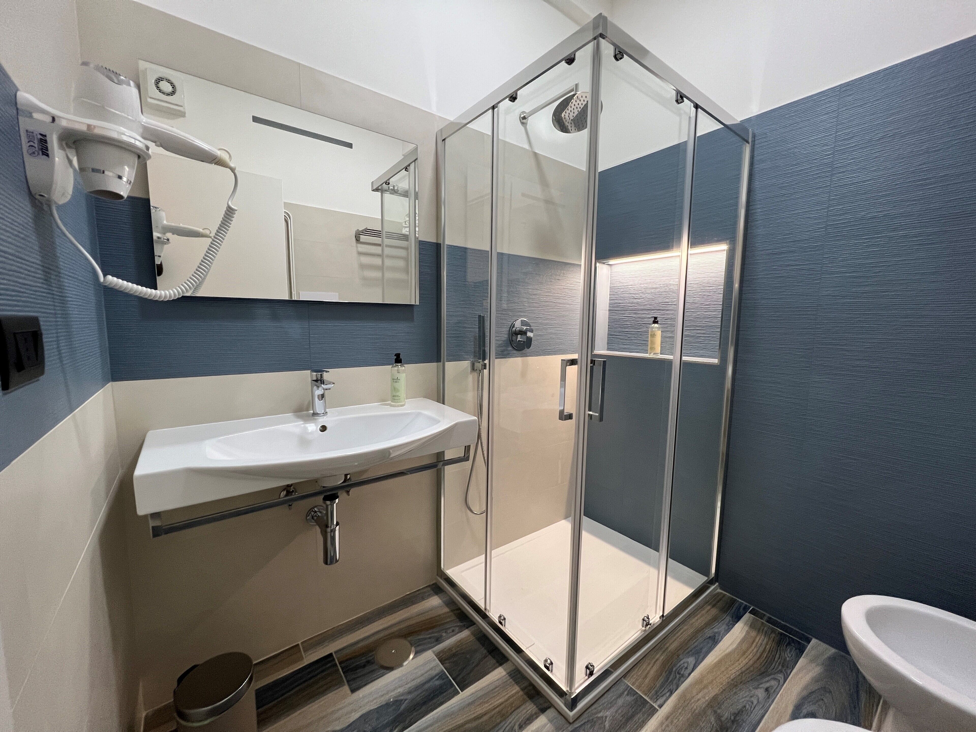 Douche, sèche-cheveux, bidet, serviettes fournies