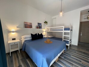 Desk, internet - Room with sea view and private balcony (Camerota)