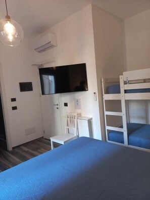 1 bedroom, desk, free WiFi, bed sheets