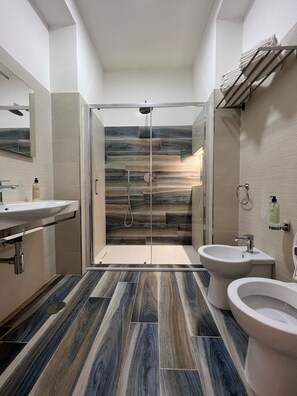 Shower, hair dryer, towels - Sea view room with private terrace (Camerota)