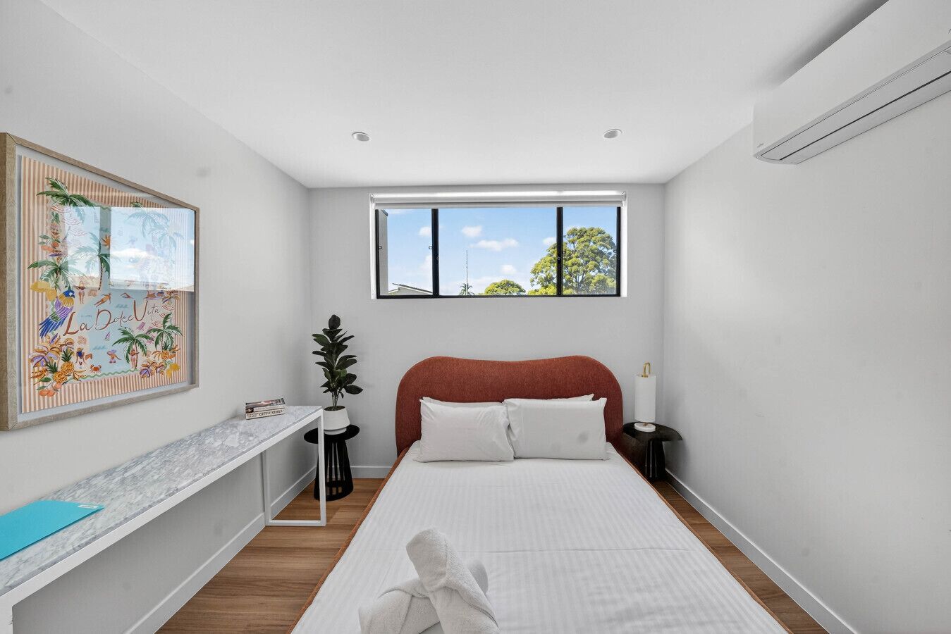 Desk, WiFi, bed sheets