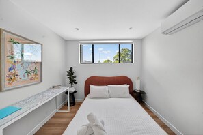 Desk, WiFi, bed sheets - Bonanza Lane Hideaway (Sans Souci)