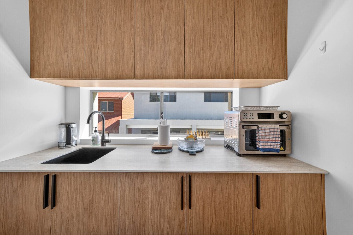 Oven, stovetop, toaster, cookware/dishes/utensils