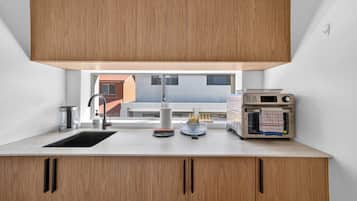 Oven, stovetop, toaster, cookware/dishes/utensils