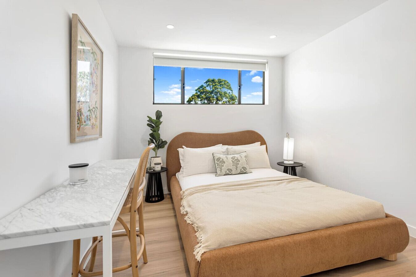 Escritorio, wifi y ropa de cama 