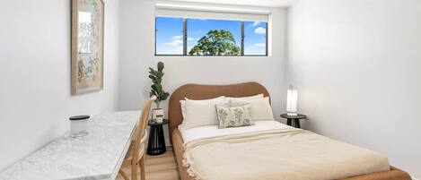 Skrivebord, wi-fi og sengetøy