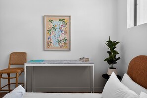 Desk, WiFi, bed sheets - Bonanza Lane Hideaway (Sans Souci)