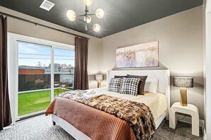 4 bedrooms, iron/ironing board, travel cot, free WiFi - Sunset-Expansive Patio & Hot Tub-Mins to Broadway (Nashville)