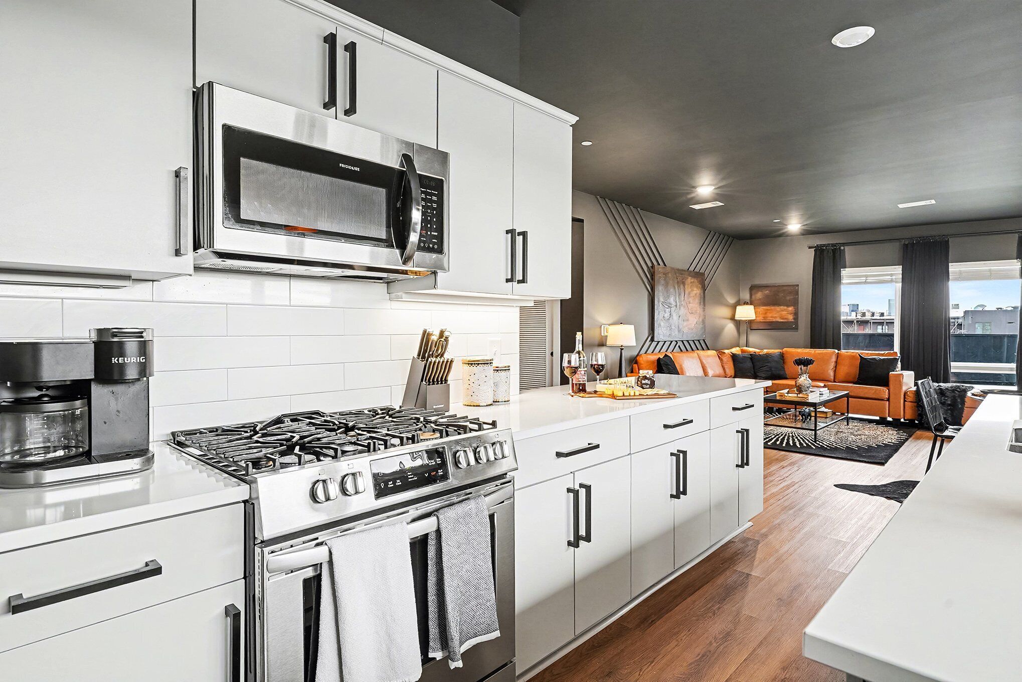 Frigorífico, microondas, horno y placa de cocina